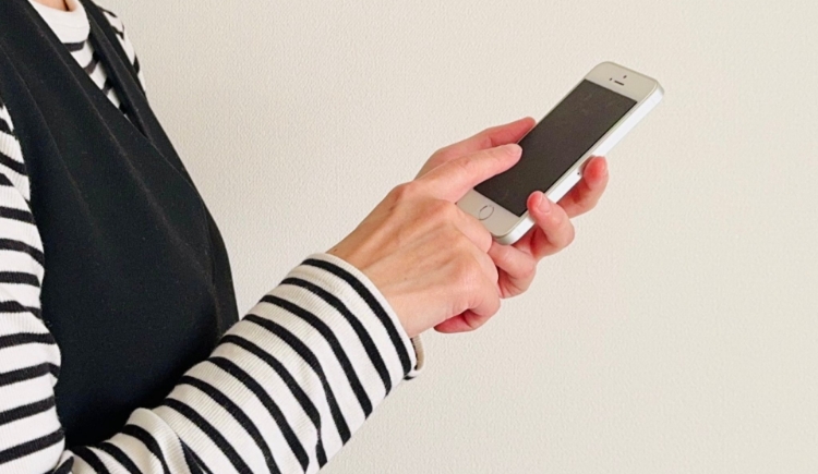 スマートフォンで予約する様子